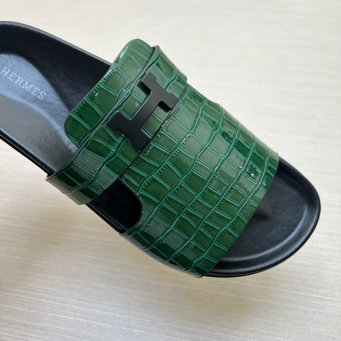 [H Family Hermès] P: 360💰 Size: 38-45 Hermes Men’s Kazimir Slippers - 2025 Summer New Hermès Same as the original version, with colored cowhide surface + rubber combined sole, handmade by master-level craftsmen! ❥High-end customization, exclusive products, the highest version in the industry.